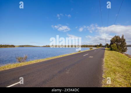 Die Wallaga Lake Bridge und die umliegende Landschaft in Bega Shire, New South Wales, Australien Stockfoto