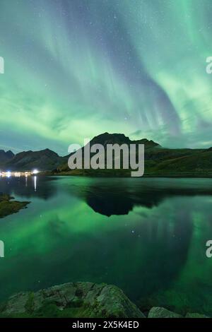 Nordlichter Aurora Borealis füllen den Himmel über dem Fjord während einer Herbstnacht, Lofoten Inseln, Nordland, Norwegen, Skandinavien, Europa Copyright: Stockfoto