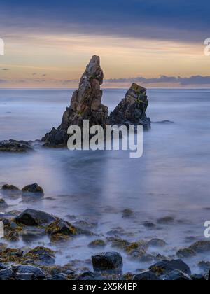 Küstenlandschaft im Arneshreppur an der Bucht Trekyllisvik. Das Strandir in den Westfjorden (Vestfirdir) in Island im Herbst. Stockfoto