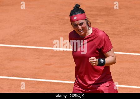 Rom, Italien. Mai 2024. Ons Jabeur aus Tunesien reagiert während des Spiels gegen Sofia Kenin aus den Vereinigten Staaten von Amerika beim Internazionali BNL d’Italia 2024 Tennis Turnier im Foro Italico in Rom, Italien am 10. Mai 2024. Quelle: Insidefoto di andrea staccioli/Alamy Live News Stockfoto