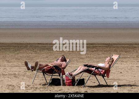 Weston-super-Mare, Großbritannien. Mai 2024. Die Leute genießen einen warmen Tag am Strand von Weston-super-Mare. Am Strand schlummern. Quelle: JMF News/Alamy Live News Stockfoto