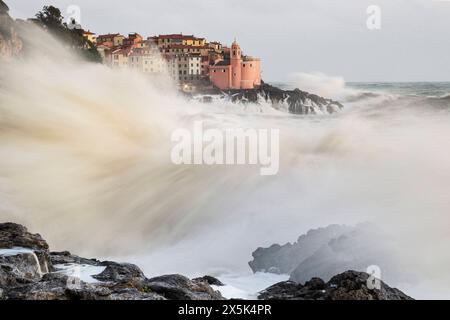 Große Wellen trafen das berühmte Fischerdorf Tellaro während eines starken Seesturms, Lerici, La Spezia, Ligurien, Italien, Europa Copyright: Carloxalbertoxcont Stockfoto