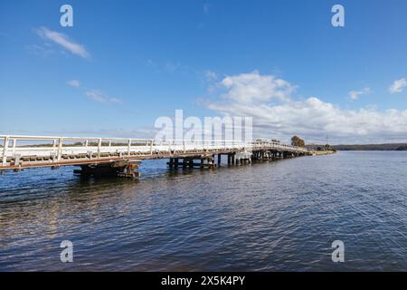 Die Wallaga Lake Bridge und die umliegende Landschaft in Bega Shire, New South Wales, Australien Stockfoto