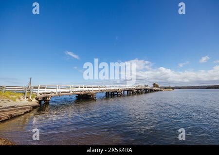 Die Wallaga Lake Bridge und die umliegende Landschaft in Bega Shire, New South Wales, Australien Stockfoto