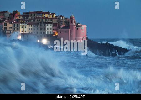 Große Wellen trafen das berühmte Fischerdorf Tellaro während eines starken Seesturms, Lerici, La Spezia, Ligurien, Italien, Europa Copyright: Carloxalbertoxcont Stockfoto