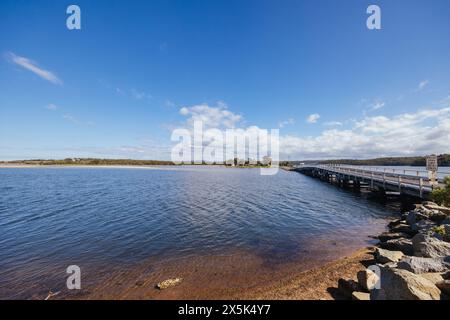 Die Wallaga Lake Bridge und die umliegende Landschaft in Bega Shire, New South Wales, Australien Stockfoto