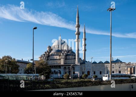 Blick auf die neue Moschee Yeni Cami, eine osmanische kaiserliche Moschee im Viertel Fatih und ein bemerkenswertes Wahrzeichen, das die Kreuzung aus dem alten historischen Viertel markiert Stockfoto