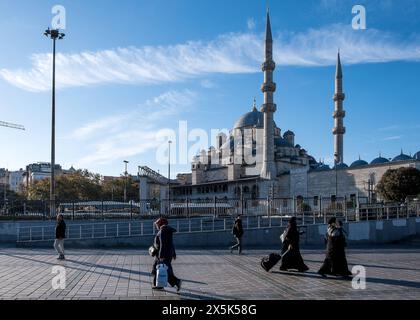 Blick auf die neue Moschee Yeni Cami, eine osmanische kaiserliche Moschee im Viertel Fatih und ein bemerkenswertes Wahrzeichen, das die Kreuzung aus dem alten historischen Viertel markiert Stockfoto