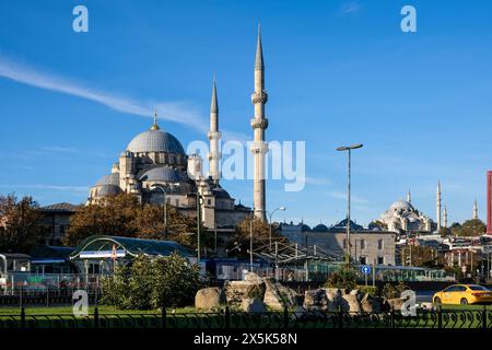 Blick auf die neue Moschee Yeni Cami, eine osmanische kaiserliche Moschee im Viertel Fatih, und ein bemerkenswertes Wahrzeichen, das die Kreuzung aus der alten Geschichte markiert Stockfoto