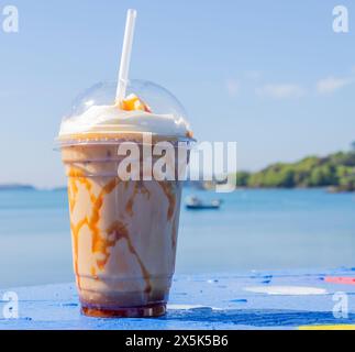 Eiskaramell-Kaffee aus nächster Nähe im Hintergrund Stockfoto