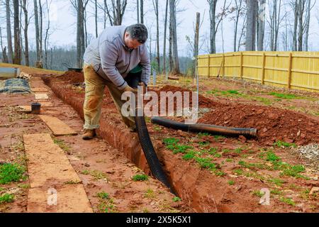 Abflussleitung für Sturmabflüsse in Grabenabflüssen Stockfoto