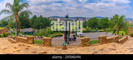 Blick auf die Nelson Mandela Statue, Pretoria Skyline und Union Buildings Gardens von Union Buildings, Pretoria Central, Pretoria, Südafrika, Africa Cop Stockfoto