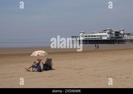 Weston-super-Mare, Großbritannien. Mai 2024. Die Leute genießen einen warmen Tag am Strand von Weston-super-Mare. Sehr ruhiger Strand und der Grand Pier. Quelle: JMF News/Alamy Live News Stockfoto