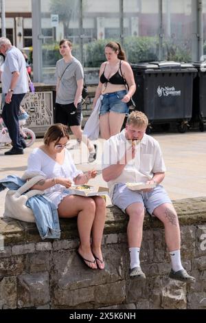 Weston-super-Mare, Großbritannien. Mai 2024. Die Leute genießen einen warmen Tag am Strand von Weston-super-Mare. Fish and Chips auf der Promenade. Quelle: JMF News/Alamy Live News Stockfoto