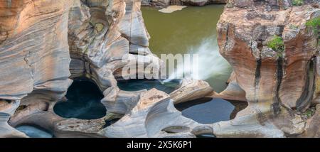 Blick auf den Komplex aus glatten, zylindrischen Schlaglöchern und natürlichen Felsskulpturen im Bourke's Luck Potholes, Blyde River Canyon Nature Reserve, Moremela, MP Stockfoto