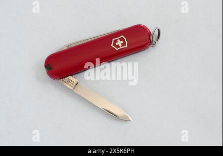 Berlin, Deutschland. Mai 2024. ABBILDUNG - Ein Schweizer Victorinox Taschenmesser liegt mit ausgeklappter Klinge auf einer hellen Oberfläche. Quelle: Wolfram Steinberg/dpa/Alamy Live News Stockfoto