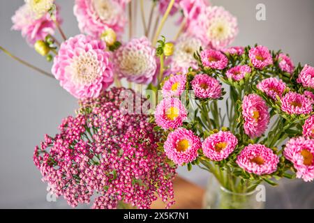 Ein Blumenstrauß aus rosa und weißen Blumen in einer Vase auf einem Tisch Stockfoto