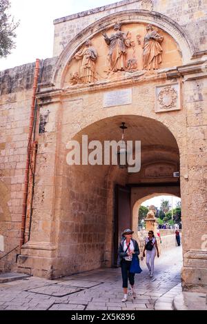 Rabat, Mdina, Malta. Touristen betreten die Altstadt von Mdina durch die ummauerte Stadt. (Nur Für Redaktionelle Zwecke) Stockfoto