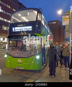 FirstBus 35545 LeedsCity WyMetro Service 1 Beeston Line, On the Headrow, Leeds, West Yorkshire, England, LS1 6PU Stockfoto