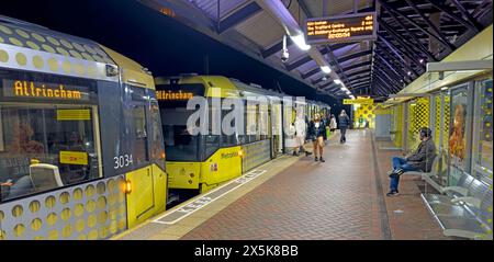 Metrolink Altrincham Manchester Doppelbahn, bei der Straßenbahnhaltestelle Cornbrook bei Nacht, Stockfoto