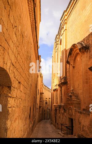 Mdina, Malta. Altstadt Kalkstein schmaler Korridor Stockfoto