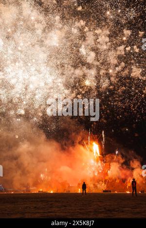 Spektakuläres abendliches Feuerwerk beim Desert Music Festival Stockfoto