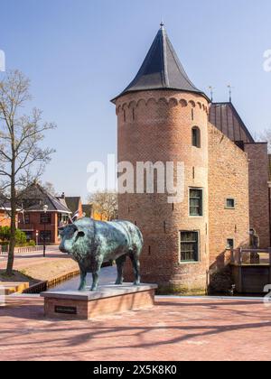 Holland, Niederlande, Schagen. Einer der ursprünglichen Türme der Burg Schagen. 2002 wurden die Überreste der Burg gekauft und ein mittelalterliches Hotel gebaut. Bronzestatue des Stiers von Schagen. (Nur Für Redaktionelle Zwecke) Stockfoto