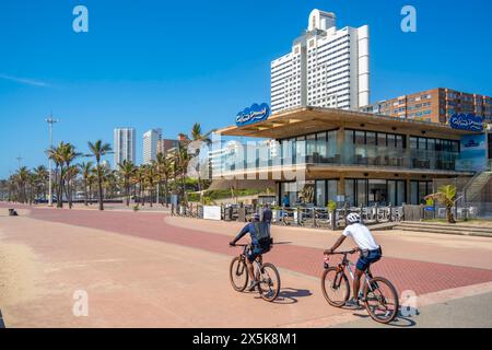 Ansicht von Radfahrern, Cafés und Hotels an der Promenade, Durban, Provinz KwaZulu-Natal, Südafrika, Afrika Copyright: FrankxFell 844-33368 Stockfoto