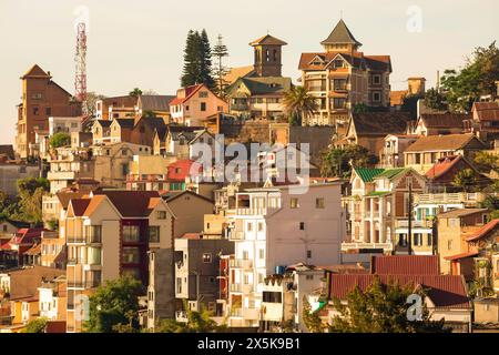 Antananarivo, Madagaskar 07.10. 2023. Antananarivo, Hauptstadt Madagaskar, kurz Tana, ärmste größte Stadt Madagaskars. Arial-Ansicht. Bei Sonnenuntergang, in Gold Stockfoto