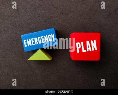 Farbiger Block mit Text NOTFALLPLAN auf schwarzem Hintergrund. Stockfoto
