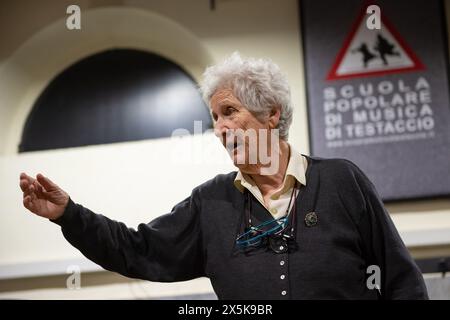 Roma, 14.03.2017: Giovanna Marini insegnante della lezione di Modi del Canto Contadino, Scuola Popolare di Musica di Testaccio. © Andrea Sabbadini Stockfoto