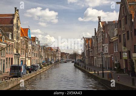 Häuser entlang des malerischen Luttik Oudorp-Kanals im Zentrum von Alkmaar, Niederlande. Stockfoto