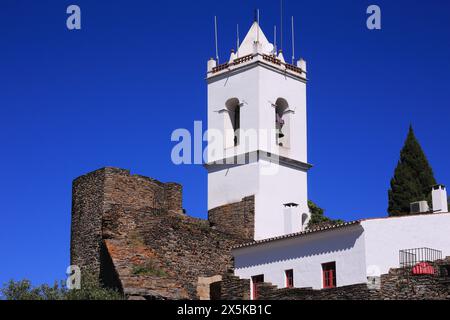 Uhrenturm und Steinmauern in der historischen, befestigten Stadt Monsaraz, erbaut innerhalb mittelalterlicher Verteidigungsmauern. Evora, Region Alentejo, Portugal Stockfoto