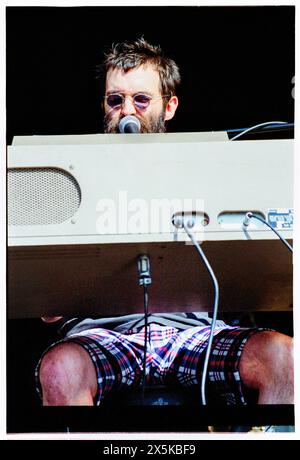 Mr E, AELS CONCERT, READING FESTIVAL 2001: Mr E (Mark Everett) von der amerikanischen Rockband Aels on the Main Stage beim Reading Festival, Reading, UK am 24. August 2001. Foto: Rob Watkins. INFO: Eels, eine 1995 in Los Angeles, Kalifornien, gegründete amerikanische Alternative-Rock-Band, verzaubert die Hörer mit ihrem eklektischen Sound und introspektiven Texten. Unter der Leitung von Mark Oliver Everett, bekannt als E, geht ihre Musik über Genres hinaus und ruft raue Emotionen und tiefgreifende Geschichten hervor. Stockfoto