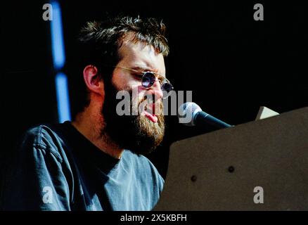 Mr E, AELS CONCERT, READING FESTIVAL 2001: Mr E (Mark Everett) von der amerikanischen Rockband Aels on the Main Stage beim Reading Festival, Reading, UK am 24. August 2001. Foto: Rob Watkins. INFO: Eels, eine 1995 in Los Angeles, Kalifornien, gegründete amerikanische Alternative-Rock-Band, verzaubert die Hörer mit ihrem eklektischen Sound und introspektiven Texten. Unter der Leitung von Mark Oliver Everett, bekannt als E, geht ihre Musik über Genres hinaus und ruft raue Emotionen und tiefgreifende Geschichten hervor. Stockfoto