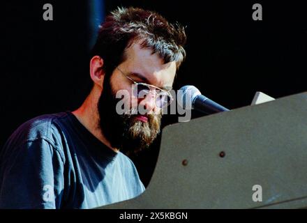 Mr E, AELS CONCERT, READING FESTIVAL 2001: Mr E (Mark Everett) von der amerikanischen Rockband Aels on the Main Stage beim Reading Festival, Reading, UK am 24. August 2001. Foto: Rob Watkins. INFO: Eels, eine 1995 in Los Angeles, Kalifornien, gegründete amerikanische Alternative-Rock-Band, verzaubert die Hörer mit ihrem eklektischen Sound und introspektiven Texten. Unter der Leitung von Mark Oliver Everett, bekannt als E, geht ihre Musik über Genres hinaus und ruft raue Emotionen und tiefgreifende Geschichten hervor. Stockfoto