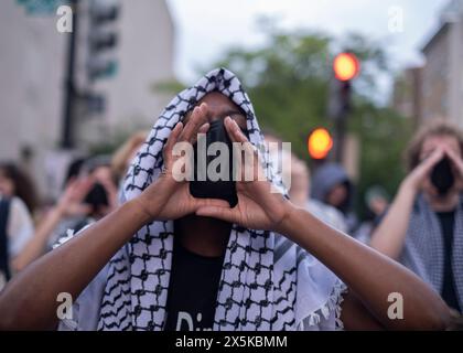 Washington, USA. Mai 2024. Die Studenten der George Washington University bereiten sich auf die Auseinandersetzung mit der Metropolitan Police des District of Columbia vor, die am 9. Mai 2024 in Washington DC stattfand. mehr als 30 Studenten wurden verhaftet. (Foto: Probal Rashid/SIPA USA) Credit: SIPA USA/Alamy Live News Stockfoto