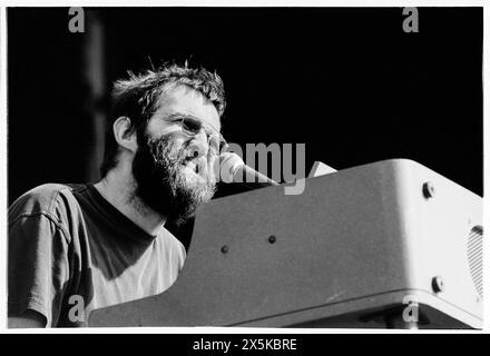 Mr E, AELS CONCERT, READING FESTIVAL 2001: Mr E (Mark Everett) von der amerikanischen Rockband Aels on the Main Stage beim Reading Festival, Reading, UK am 24. August 2001. Foto: Rob Watkins. INFO: Eels, eine 1995 in Los Angeles, Kalifornien, gegründete amerikanische Alternative-Rock-Band, verzaubert die Hörer mit ihrem eklektischen Sound und introspektiven Texten. Unter der Leitung von Mark Oliver Everett, bekannt als E, geht ihre Musik über Genres hinaus und ruft raue Emotionen und tiefgreifende Geschichten hervor. Stockfoto