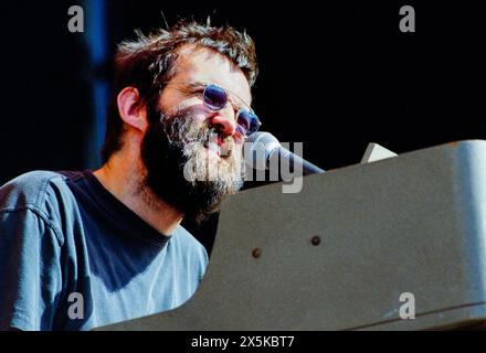 Mr E, AELS CONCERT, READING FESTIVAL 2001: Mr E (Mark Everett) von der amerikanischen Rockband Aels on the Main Stage beim Reading Festival, Reading, UK am 24. August 2001. Foto: Rob Watkins. INFO: Eels, eine 1995 in Los Angeles, Kalifornien, gegründete amerikanische Alternative-Rock-Band, verzaubert die Hörer mit ihrem eklektischen Sound und introspektiven Texten. Unter der Leitung von Mark Oliver Everett, bekannt als E, geht ihre Musik über Genres hinaus und ruft raue Emotionen und tiefgreifende Geschichten hervor. Stockfoto