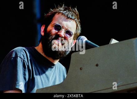 Mr E, AELS CONCERT, READING FESTIVAL 2001: Mr E (Mark Everett) von der amerikanischen Rockband Aels on the Main Stage beim Reading Festival, Reading, UK am 24. August 2001. Foto: Rob Watkins. INFO: Eels, eine 1995 in Los Angeles, Kalifornien, gegründete amerikanische Alternative-Rock-Band, verzaubert die Hörer mit ihrem eklektischen Sound und introspektiven Texten. Unter der Leitung von Mark Oliver Everett, bekannt als E, geht ihre Musik über Genres hinaus und ruft raue Emotionen und tiefgreifende Geschichten hervor. Stockfoto