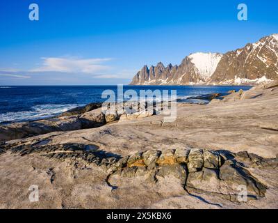 Küstenlandschaft bei Tungeneset und den Gipfeln Okshornan (Devils Teeth). Die Insel Senja im Winter im Norden Norwegens. Stockfoto