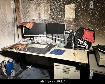 Berlin, Deutschland. Mai 2024. Blick auf ein ausgebranntes Arbeitszimmer im Rathaus Tiergarten. Ein Brandanschlag auf das Rathaus Tiergarten in Berlin-Moabit hat laut Bezirksbehörden erhebliche Schäden verursacht. Unbekannte Personen haben am Donnerstagabend das Rathaus in Brand gesetzt - die Polizei sieht eine Verbindung zum Gaza-Krieg. Quelle: Sven Kaeuler/dpa/Alamy Live News Stockfoto