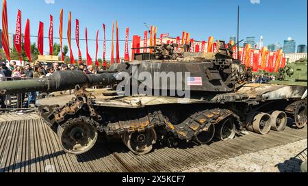 Moskau, Russland. Mai 2024. In Moskau wurde im Victory Park eine Ausstellung mit gefangengenommenen Waffen und Ausrüstungen eröffnet, die von russischen Soldaten während einer Sonderaktion gefangen genommen wurden. Mehr als 30 Proben militärischer Ausrüstung aus den USA, Großbritannien, Deutschland, Frankreich, der Türkei, Schweden, Tschechoslowakei, Südafrika, Finnland, Australien, Österreich und die Ukraine wurden auf der Ausstellung präsentiert (Credit Image: © Alexey Bychkov/ZUMA Press Wire) NUR REDAKTIONELLE VERWENDUNG! Nicht für kommerzielle ZWECKE! Stockfoto