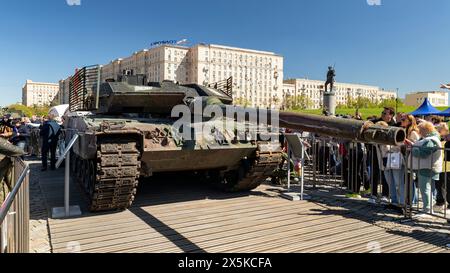 Moskau, Russland. Mai 2024. In Moskau wurde im Victory Park eine Ausstellung mit gefangengenommenen Waffen und Ausrüstungen eröffnet, die von russischen Soldaten während einer Sonderaktion gefangen genommen wurden. Mehr als 30 Proben militärischer Ausrüstung aus den USA, Großbritannien, Deutschland, Frankreich, der Türkei, Schweden, Tschechoslowakei, Südafrika, Finnland, Australien, Österreich und die Ukraine wurden auf der Ausstellung präsentiert (Credit Image: © Alexey Bychkov/ZUMA Press Wire) NUR REDAKTIONELLE VERWENDUNG! Nicht für kommerzielle ZWECKE! Stockfoto