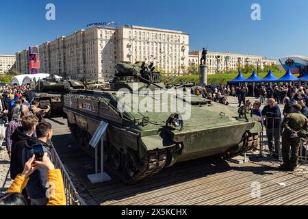 Moskau, Russland. Mai 2024. In Moskau wurde im Victory Park eine Ausstellung mit gefangengenommenen Waffen und Ausrüstungen eröffnet, die von russischen Soldaten während einer Sonderaktion gefangen genommen wurden. Mehr als 30 Proben militärischer Ausrüstung aus den USA, Großbritannien, Deutschland, Frankreich, der Türkei, Schweden, Tschechoslowakei, Südafrika, Finnland, Australien, Österreich und die Ukraine wurden auf der Ausstellung präsentiert (Credit Image: © Alexey Bychkov/ZUMA Press Wire) NUR REDAKTIONELLE VERWENDUNG! Nicht für kommerzielle ZWECKE! Stockfoto