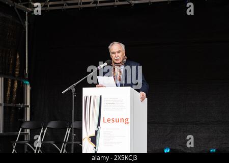 München, Deutschland. Mai 2024. Dieter Hanitzsch bei der Lesung aus Büchern, die von den Nazis während der Bücherverbrennung verbrannt wurden, unter dem Motto "BÜCHER AUS DEM FEUER/erinnern, gedenken, ermahnen - gegen Vergessen, für Toleranz! Am 10. Mai 2024 in München. (Foto: Alexander Pohl/SIPA USA) Credit: SIPA USA/Alamy Live News Stockfoto