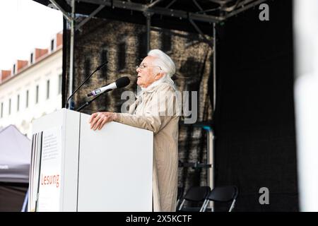 München, Deutschland. Mai 2024. Ursula Erber bei der Lesung aus Büchern, die von den Nazis während der Bücherverbrennung verbrannt wurden, unter dem Motto "BÜCHER AUS DEM FEUER/erinnern, gedenken, ermahnen - gegen Vergessen, für Toleranz! Am 10. Mai 2024 in München. (Foto: Alexander Pohl/SIPA USA) Credit: SIPA USA/Alamy Live News Stockfoto