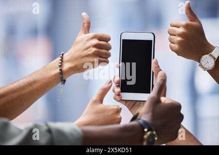 Geschäftsleute, Telefon und Bildschirm mit Daumen nach oben im Büro für Investitionen, Handel oder Erfolg. Investor, Tech und Mitarbeiter mit Vereinbarung auf Lager Stockfoto