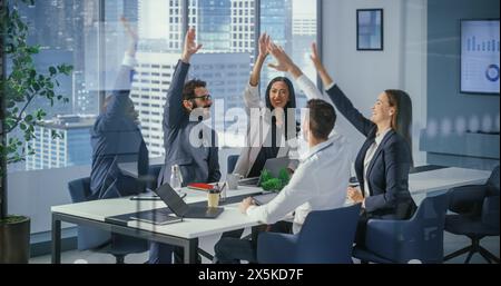Besprechung im Konferenzraum des Büros: Ein Team aus Top-Managern spricht, feiert, applaudiert und High-Five-Lösung erfolgreich. Geschäftsleute diskutieren Investitionsstrategie für E-Commerce Startup. Stockfoto