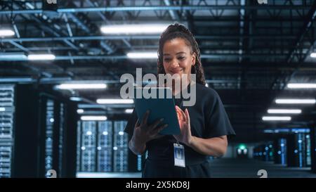 Reife Geschäftsfrau, die in ihrem Büro mit einem Tablet-Computer arbeitet. Starke unabhängige weibliche CEO leitet Business Company. Cloud Service, Server Transfer and Analytics Konzept Stockfoto